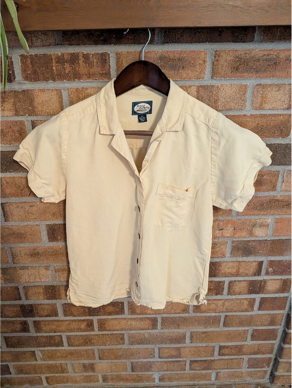 Vintage & 100% Silk light yellow Tommy Bahama Short Sleeve Button Down